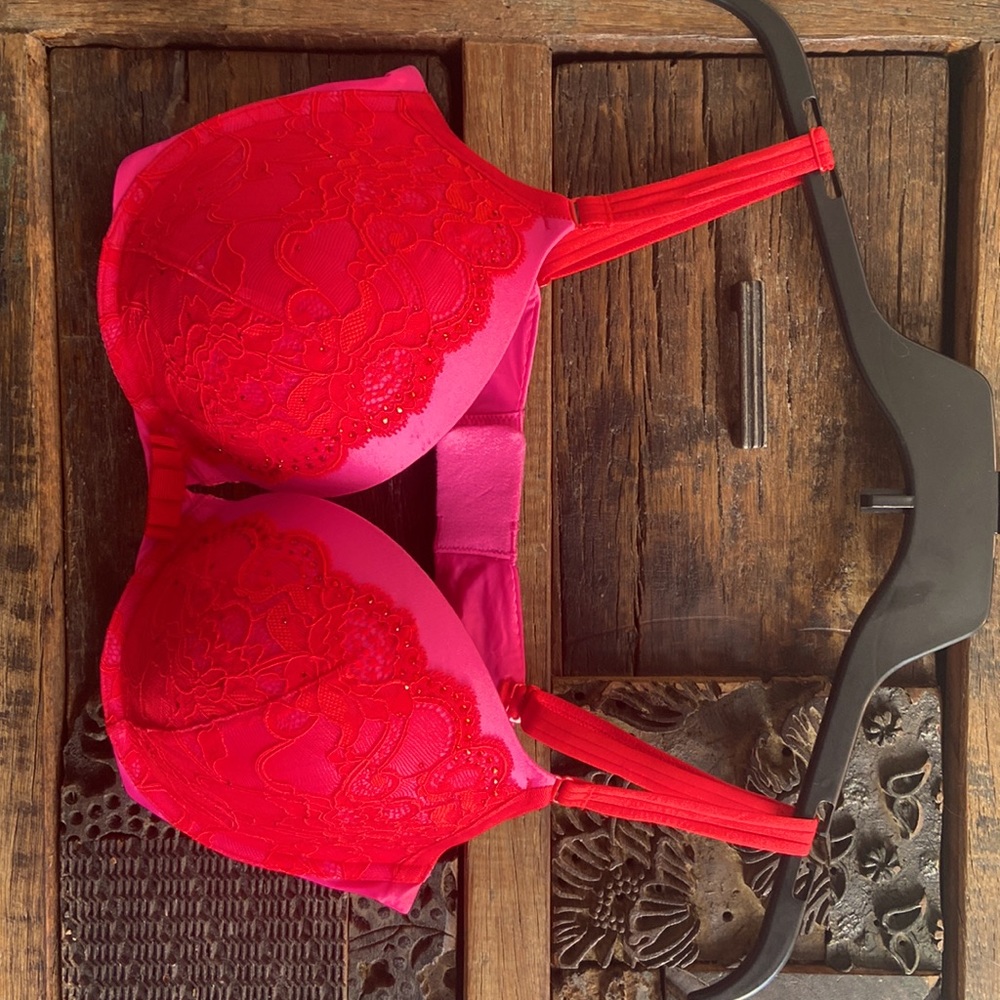 Victoria Secret Very Sexy Push Up Bra. 36DD.